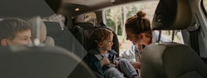 moeder-met-kinderen-in-auto