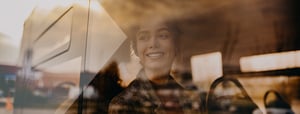 vrouw-kijkt-uit-raam